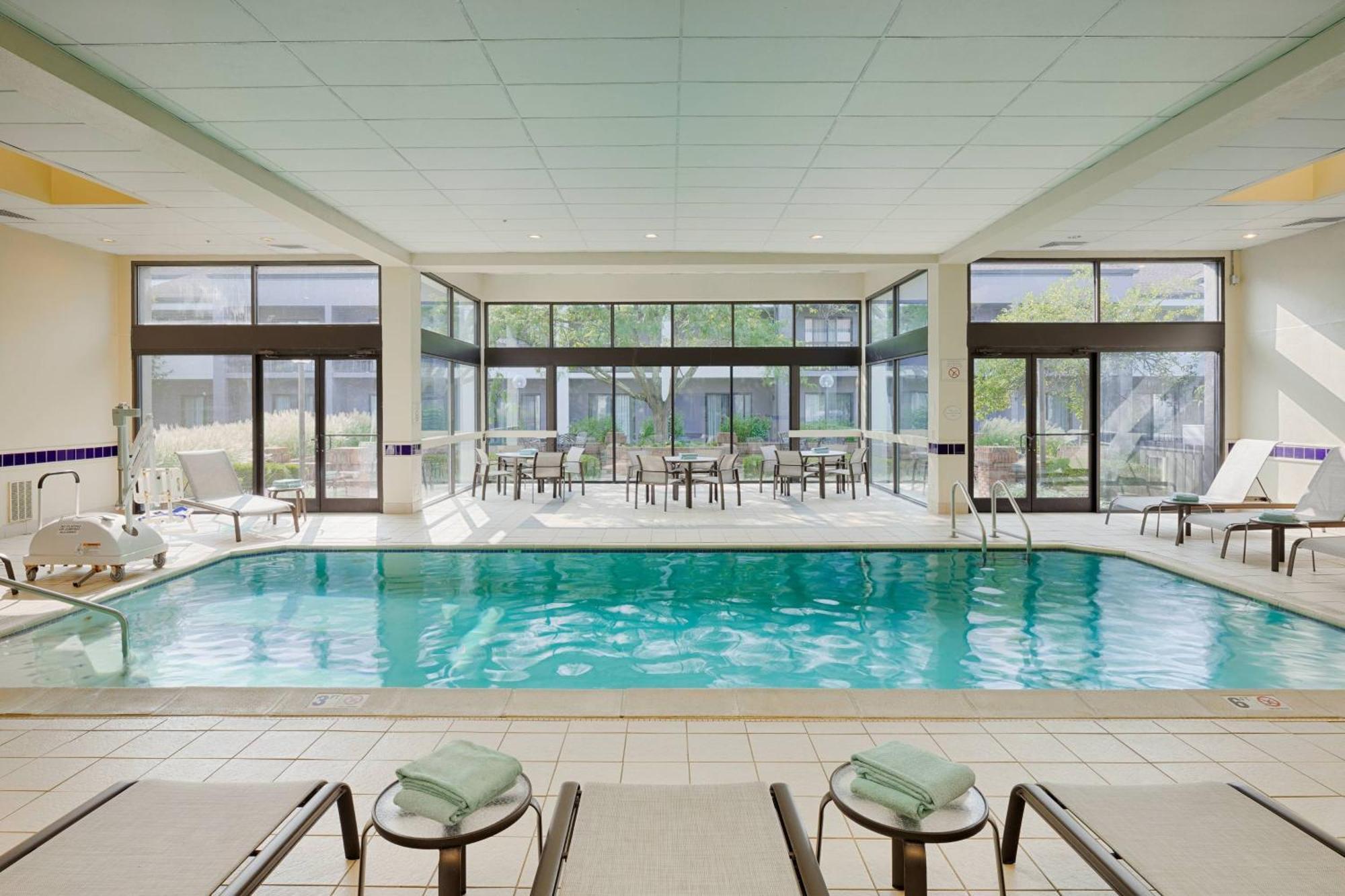 Courtyard Cincinnati Blue Ash Buitenkant foto